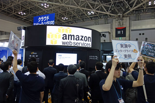 プレゼンテーションステージには立ち見のお客様もいらっしゃいました!